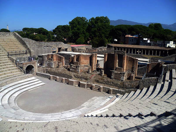 800px-Theatre_at_Pompeii.JPG