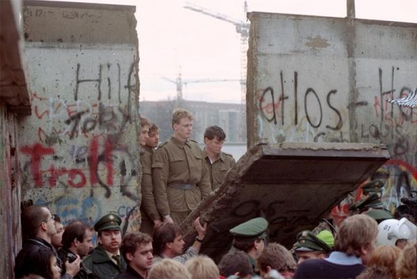 fallBerlinWall.jpg