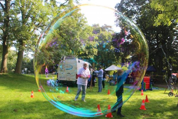 bubbles%20in%20the%20park[1].jpg