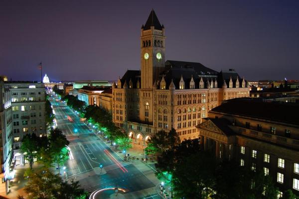 Pennsylvania_Ave_-_Old_Post_Office_to_the_Capitol_at_Night.jpg