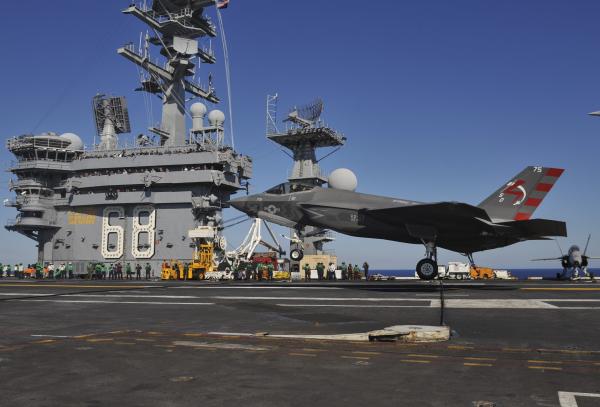 F-35C_landing_on_USS_Nimitz_(CVN-68)_in_November_2014_(01).JPG