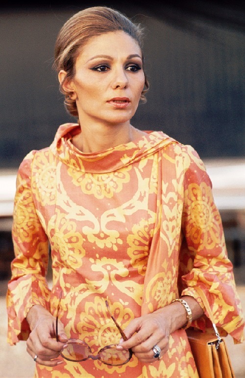 Farah-Pahlavi-in-1971.jpg