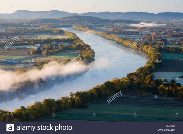 the-connecticut-river-at-dawn-as-seen-from-south-sugarloaf-mountain-BM4E6R.jpg