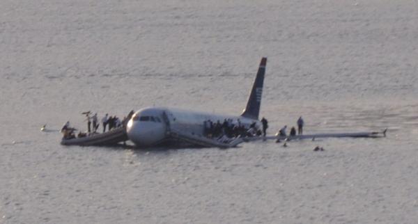 800px-Plane_crash_into_Hudson_River_(crop).jpg