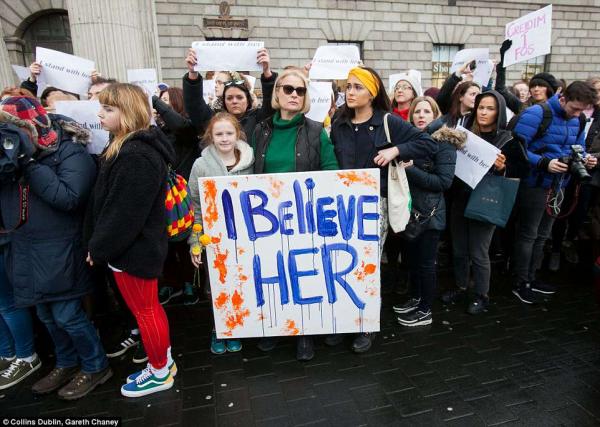 4AAB679500000578-5558019-Hundreds_of_IBelieveHer_campaigners_gathered_on_O_Connell_Street-a-7_1522342114718.jpg