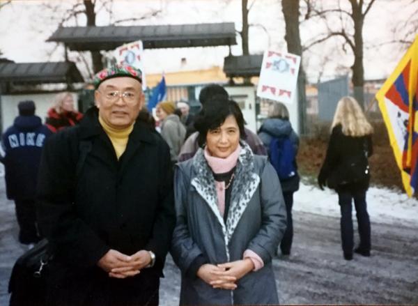 與小艾沙在中國駐瑞典大使館.jpg
