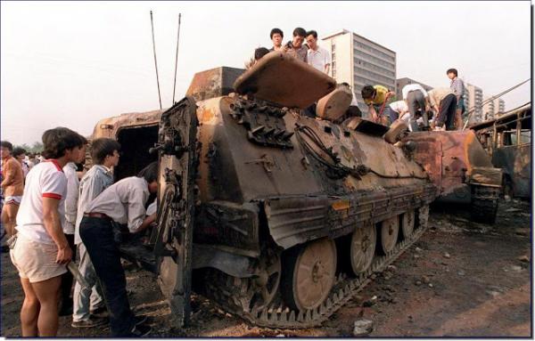 tiananmen-square-protests-massacre-china-june-4-1989-history-pictures-incredible-amazinf-rare-photos-images-017.jpg