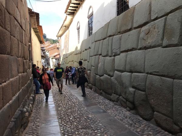 Cusco的小街石墙.jpg