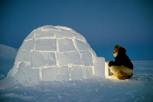 kajutaq-avike-an-inuit-hunter-about-to-enter-an-igloo-he-has-built-eskimo-igloos.jpg