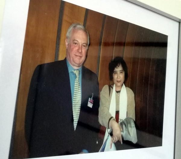 2000年在日内瓦联合国人权会议上与昔日港督彭定康合影.jpg
