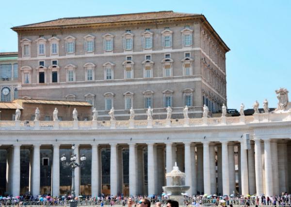 2015-07-04_Vatican_Bernini's Colonnade of Apostolic Palace0001.JPG