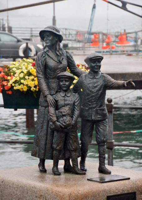 2016-07-09_Statue Annie Moore & Her Brothers of Anthony & Philip. Annie was the 1st person to be admitted to the USA through the new immigration centre at Ellis Is on 1 Jan 1892.0001.JPG