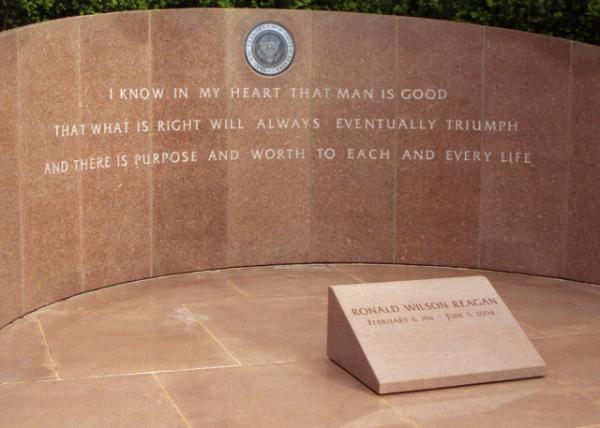 2016-12-26_Ronald & Nancy Reagan's Tomb0001.JPG