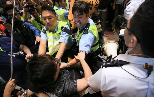 Police_force_in_Mong_Kok_20141122_75.JPG