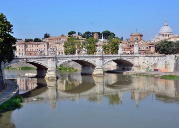 2015-07-05_St. Peter's Basilica & Ponte Umberto I on the Tiber-20001.JPG