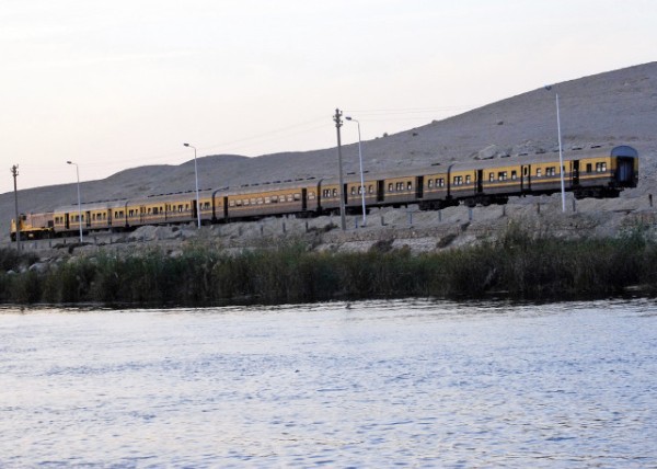 04-07-11_ Train Run through East Bank of the Nile_ Kom Ombo 𳵴Խ޺Ӷ0001.JPG