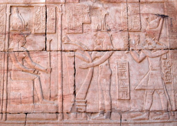 04-07-11_ Ptolemy VI Philometor makes an offering to the gods @ Kom Ombo ߡڿ̲׼-10001.JPG