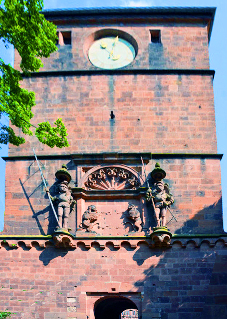 1774192740668793.jpg 2017-08-20_Heidelberg Castle_Antique Sculpture of a Knight & a Wall Fragment 骑士与城墙-20001.JPG