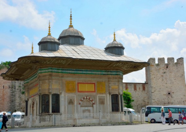 2015-06-27_Fountain of of Sultan Ahmed III outside the Imperial Gate0001.JPG