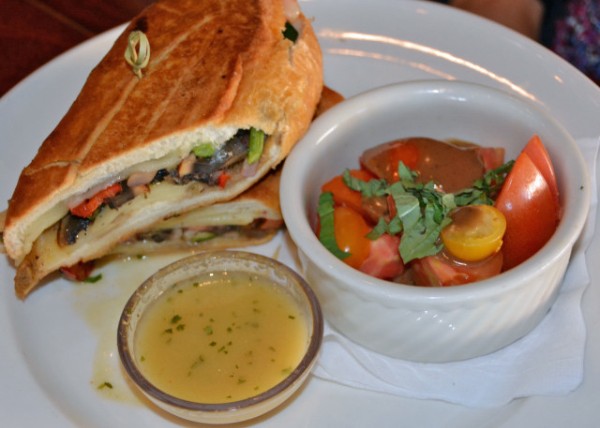 2015-11-17_Food_Sun-Drenched Portobello & Vegetable Sandwich0001.JPG