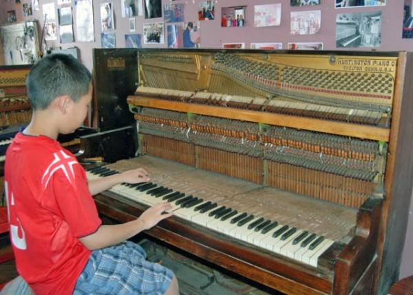 03-29-13_  Harpsichord w Two-tiered Keyboard, on Calle La Ronda00010001.JPG