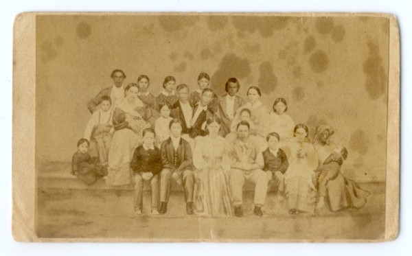 Chang_&_Eng_Bunker_with_18_children_and_slave.jpg