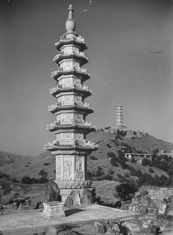 北京西山双塔-华藏塔和玉峰塔-1946.jpg