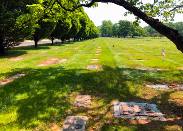 2022-06-01_Forest Lawn of the East_ Flat Grave Markers Characteristic of Memorial Parks0001.JPG