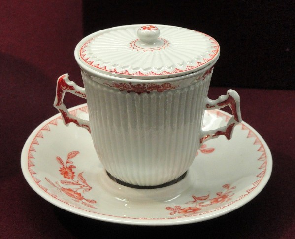 Covered_chocolate_cup_with_trembleuse_saucer,_c._1720,_Du_Paquier_factory,_hard-paste_porcelain,_iron-red_enamel_-_Gardiner_Museum,_Toronto_-_DSC00964.JPG.jpg