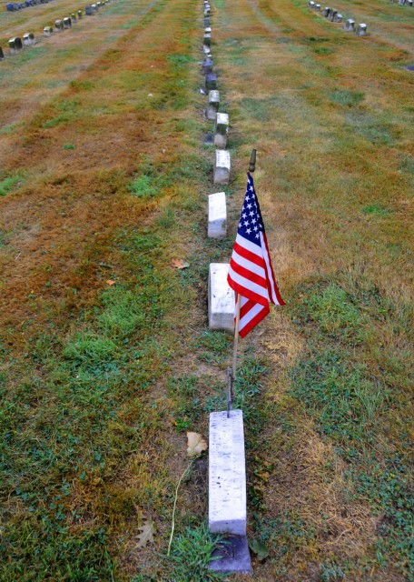 2022-08-22_Horsham Friends Meeting Cemetery_Graveyard w US Veteran in Flag0001.JPG