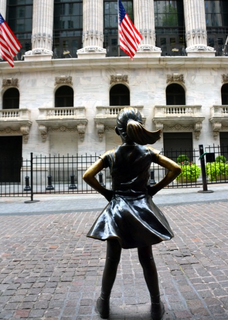 2022-09-25_NYSE_Bronze Sculpture of Fearless Girl Facing the New York Stock Exchange Bldg-20001.JPG