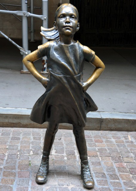 2022-09-25_NYSE_Look up @ NYSE w the Fearless Girl Bronze Sculpture (2017)0001.JPG