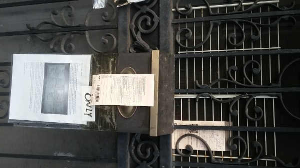 p13 USPS pick-up notices STAY on mailbox or iron gate on 10262022 late afternoon.jpg