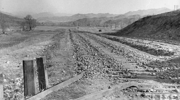 1946年本溪。被共军士兵和游击队破坏的铁路.jpg