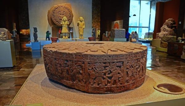 蒙特祖玛大磨盘，周边浮雕记录的是蒙特祖玛一世的赫赫武功.jpg