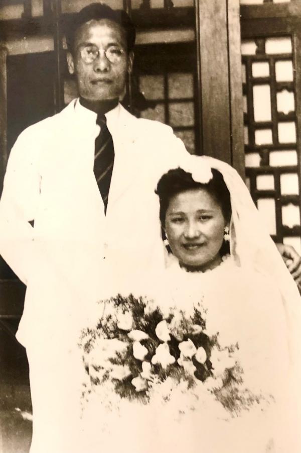 IMG wangyi-parents 1941.jpg