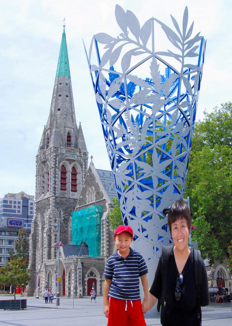 2009-12-25_ 2000 Sculpture & Christ Church Cathedral in Christchurch, NZ_M0001.JPG