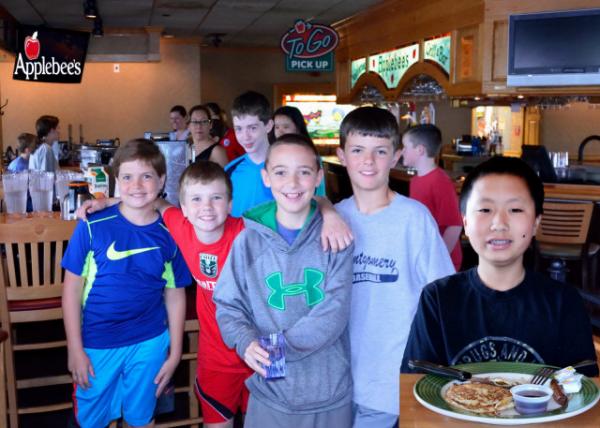 2015-05-09_6th Grader Waiters @ Applebee's Flagjack Fundraiser_M0001.JPG