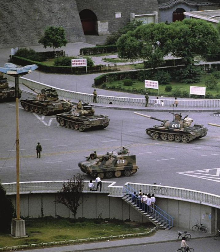 1989年6月5日的建国门立交桥上部署的坦克。（六四档案图）
