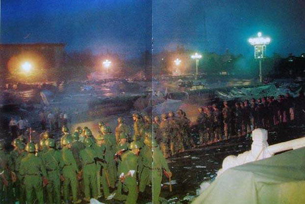 1989年6月4日凌晨5点学生撤离后，纪念碑周围完全由士兵占领。（六四档案图）
