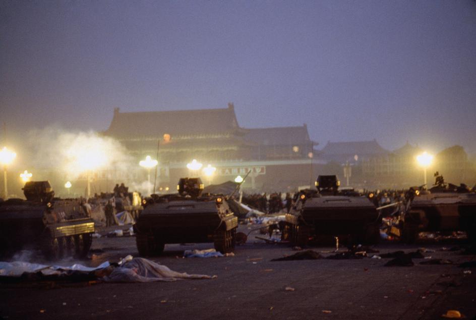 1989年6月4日四点多，坦克阵列向纪念碑逼近。（六四档案图）