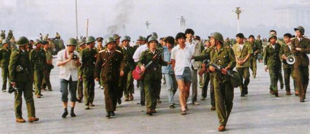 1989年6月4日，戒严部队在北京街头搜捕“暴徒”（六四档案图）