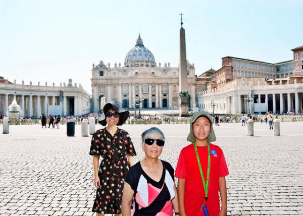 2015-07-04_Vatican_Panorama of St. Peter's Square @ Maderno's Fountain_M0001.JPG