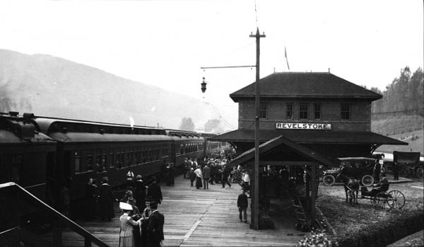 0003 1 Railway_station_in_Revelstoke,_British_Columbia_-_1915.jpg