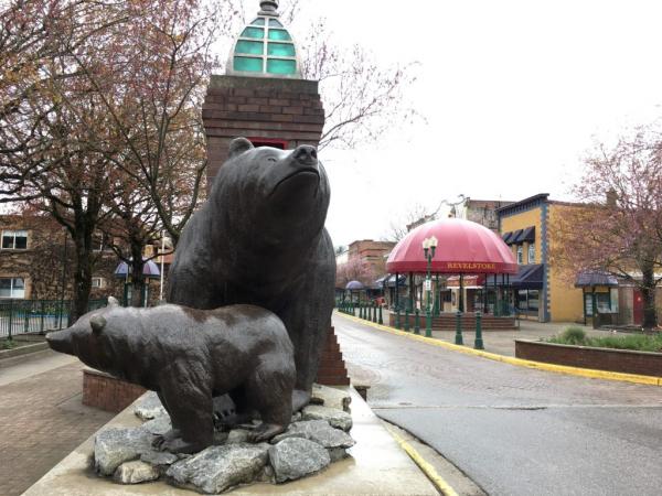 0003 Grizzly-Bear-Statue-in-Revelstoke-1024x768.jpg