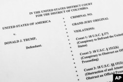 司法部指控特朗普串谋非法推翻2020年总统选举结果的起诉书首页复印件。(2023年8月1日)
