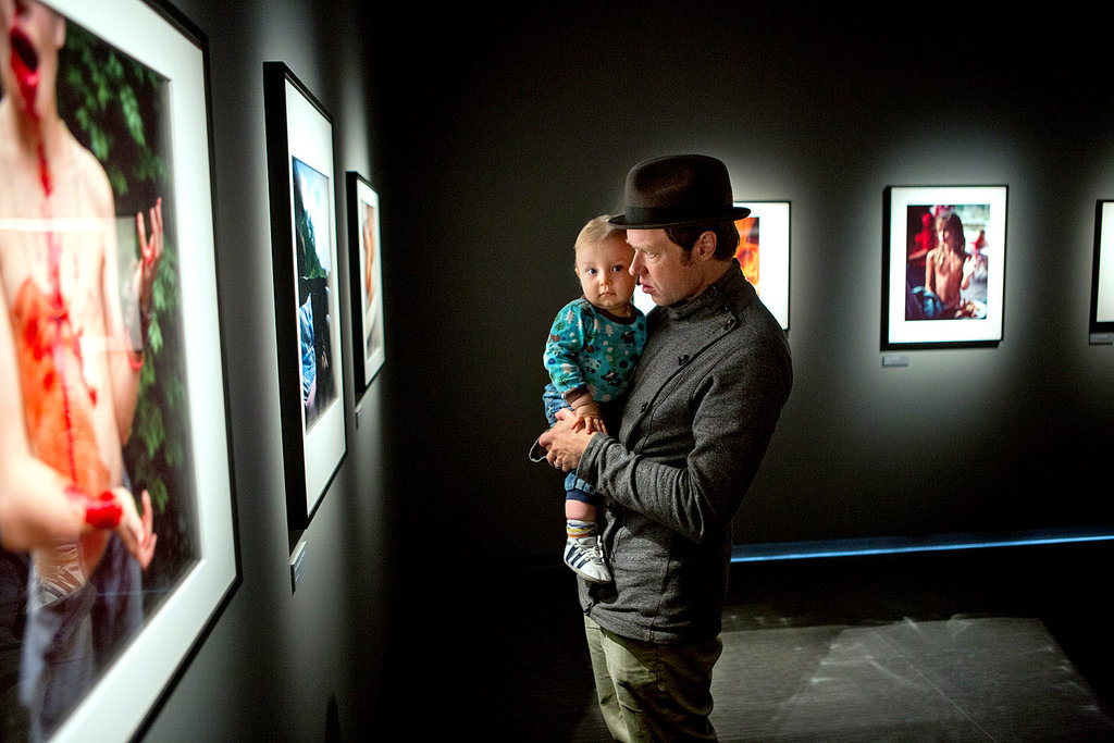 在Fotografiska攝影展覽館，攝影師馬格納斯·勞帕抱著西蒙。