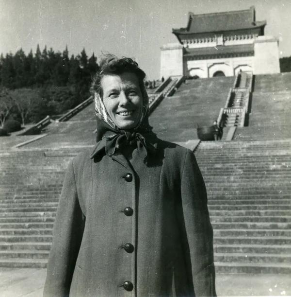 Isabel Crook in 1963 outside the tomb of the revolutionary statesman Sun Yat-sen in Nanjing, China.png