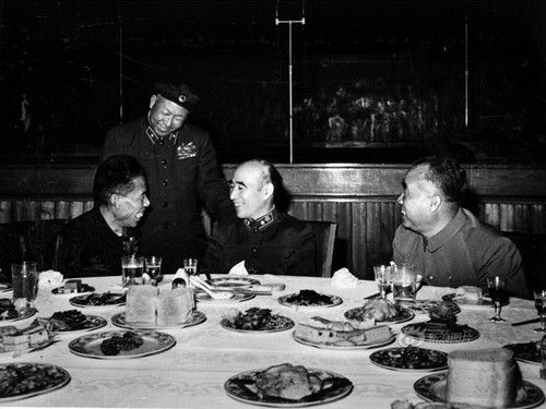 1960年4月,林彪(中)和朱德(右)会见出席全国民兵工作会议的代表