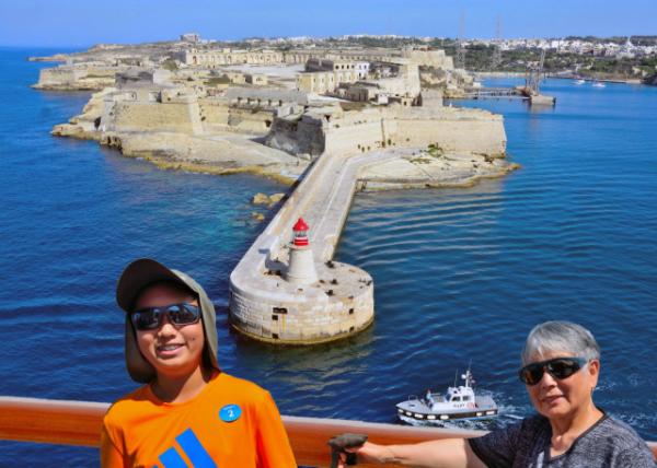 2015-07-01_Diamond Princess across Valletta_Fort St. Elmo in Malta0001.JPG